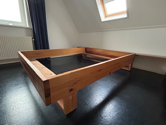 Estructura de cama de pino macizo de los años 70, de Ate van Apeldoorn. – Camas de matrimonio, Wood (photo 7 of 21)
