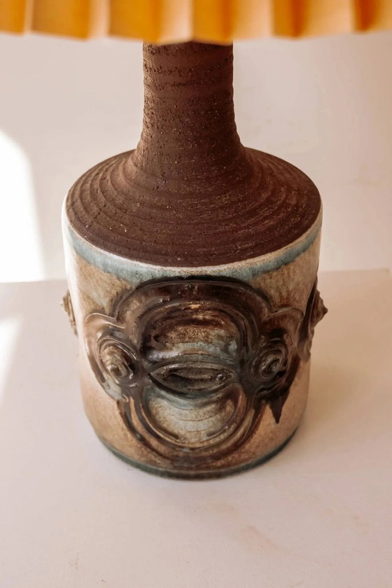 Keramische Tischlampe von IB Oluf Hansen mit plissiertem Schirm. – Tischlampen, Porzellan, Keramik, Vintage (photo 4 of 7)