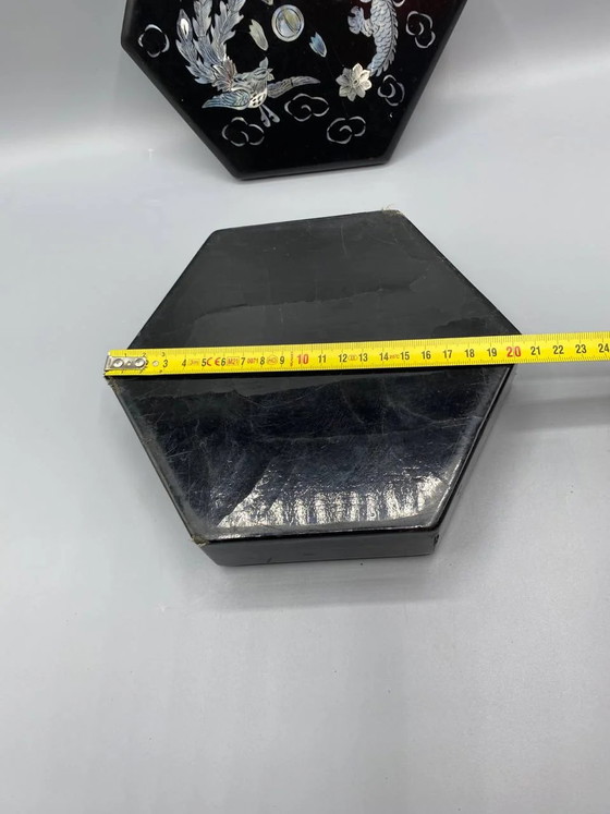 Hexagonal black lacquered box with mother-of-pearl inlay, dragon and phoenix, Far East, second half of the (photo 3 of 5)