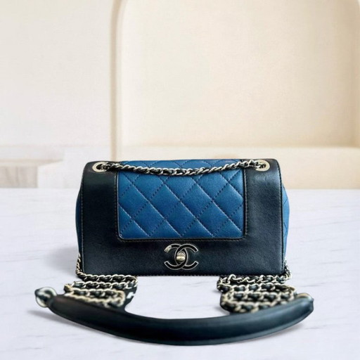 Chanel Seasonal Flap - Mademoiselle Small 23CM Kalfsleer Tweekleurig Zwart Blauw Gouden Hardware Serie 23