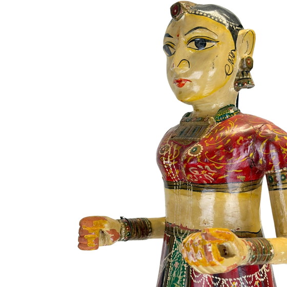 Ancienne Statue Indienne en Bois de Mariée Rajasthani – Peinte à la Main – 74 cm – Sculptures, Wood (photo 7 of 10)