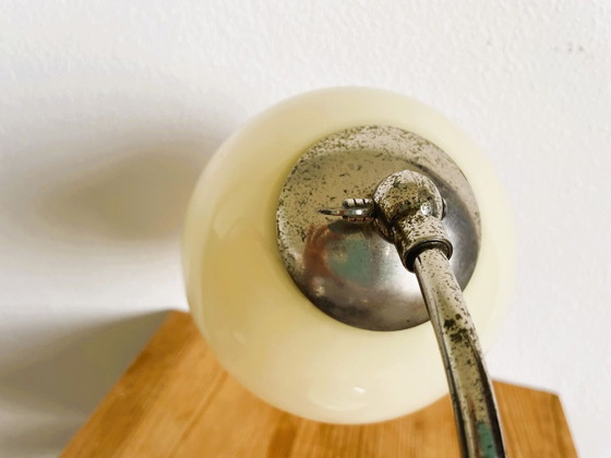 Image 1 of Kleine Mid-Century Modern Tischlampe mit cremefarbenem Opaine Lampenschirm, 1940er Jahre