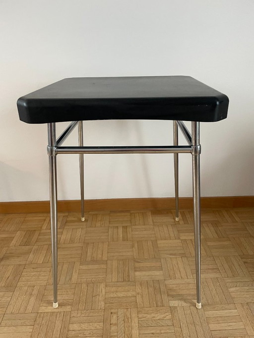 Keukentafel uit het midden van de vorige eeuw, Vynco Luxe, van zwart bakeliet en chroom.