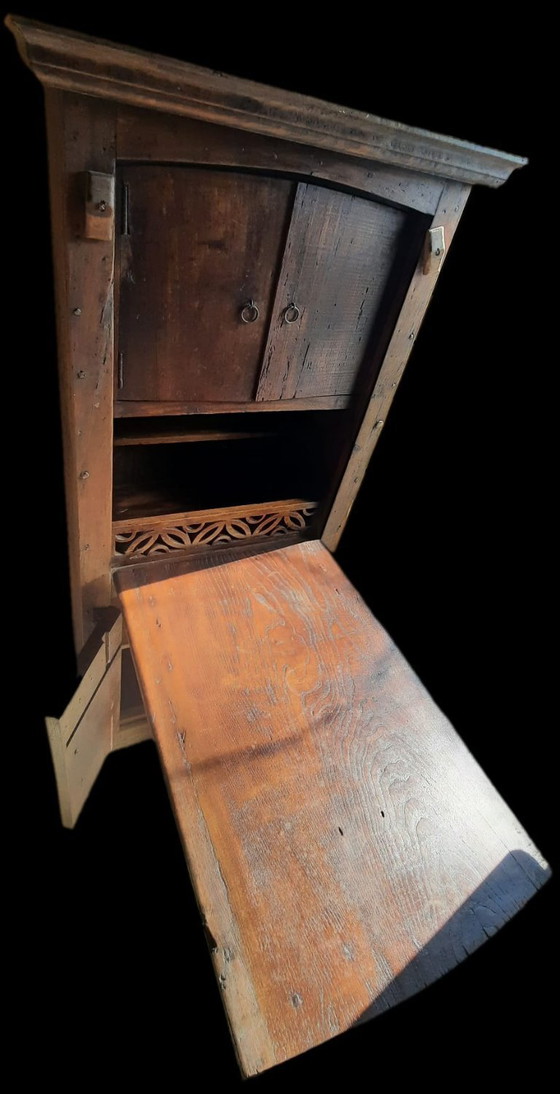 Image 1 of Raro armario de granja holandés de castaño de los siglos XVI/XVII con mesa plegable.