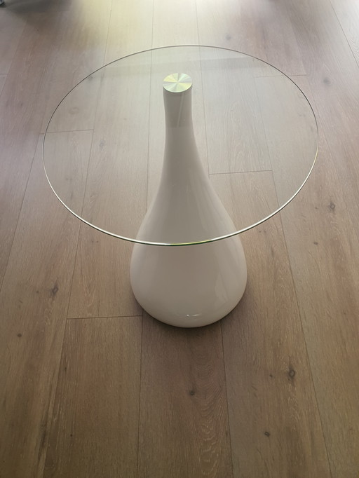 Table d'appoint moderne au design ludique, autour d'une table en verre