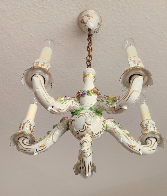 Lámpara de araña antigua de porcelana dorada, moldeada y pintada a mano por Capodimonte, estilo barroco. (photo 11 of 15)