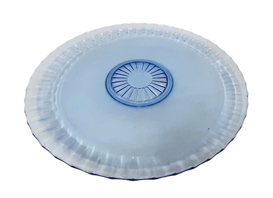 Image 1 of Assiette à gâteau ornée en verre bleu vintage