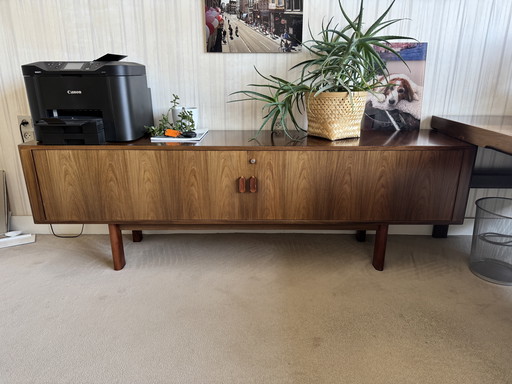 Vintage-Schreibtisch aus den 1970er Jahren, Platte aus Nussbaum (?) mit 3 Schubladen