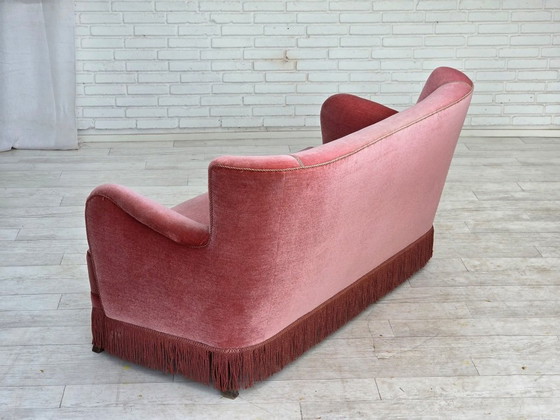 Image 1 of Sofá danés de 2 plazas de la década de 1970, tapizado en terciopelo rosa salmón y madera de roble.
