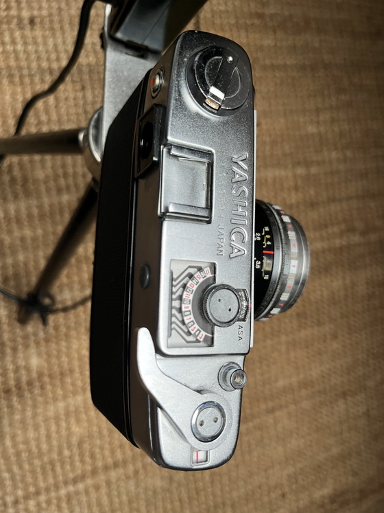 Original Yashica camera on a tripod with large flash (mains powered) – Decorative Objects, Glass, Metal (photo 5 of 15)