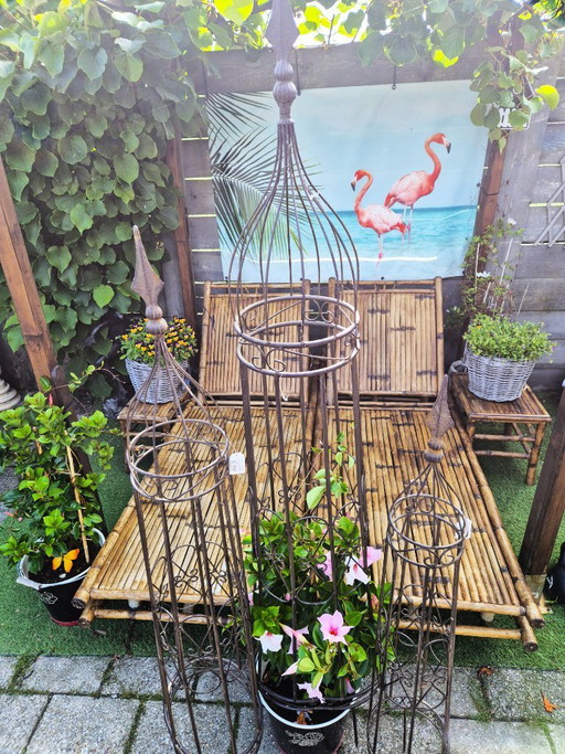 3 massive schmiedeeiserne Gartenobelisken