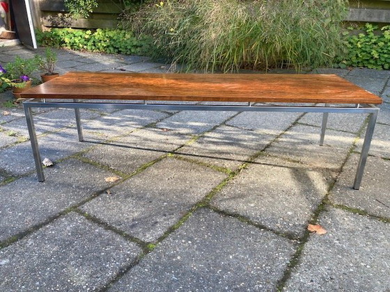 Image 1 of Longue table basse moderne Mid Century avec structure en acier chromé et plateau en teck