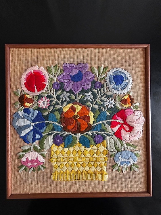 Image 1 of cuadro de flores bordadas
