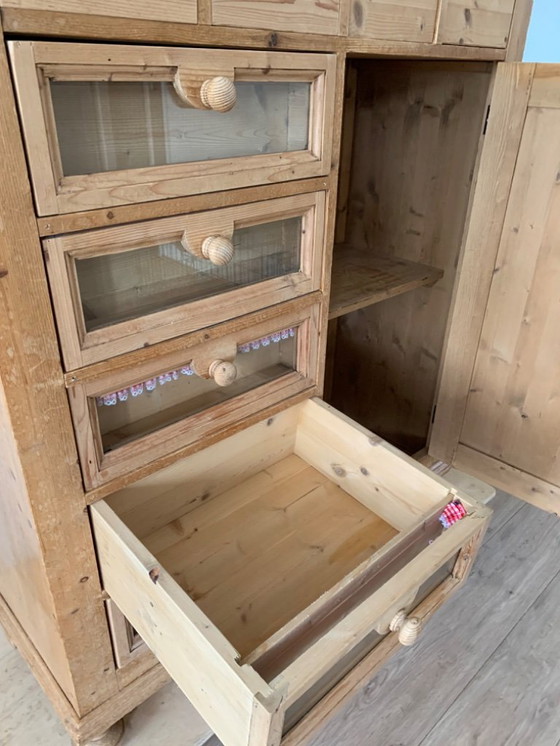 Image 1 of Prachtige kast engels pinewood met veel lades met etalagevenster vakmanschap