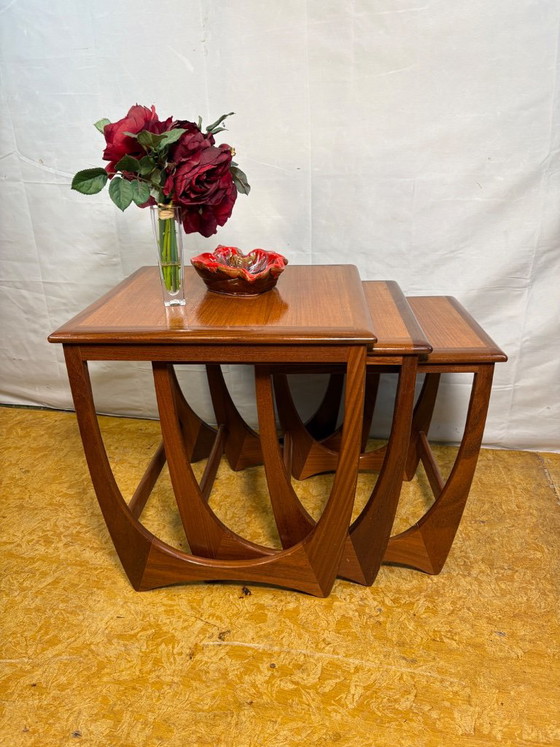 Ensemble de tables gigognes en teck style rétro vintage des années 50, signé G Plan (1960). Cet ensemble de (photo 12 of 12)