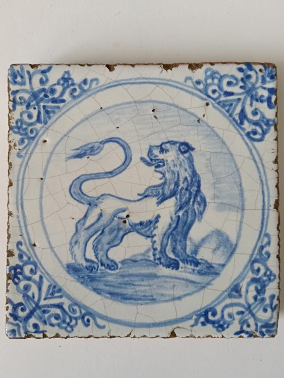 Antique 17th-century Delft Tile with Lion and Wan-Li Corners (c. 1630) – Decorative Objects, Ceramic (photo 3 of 10)