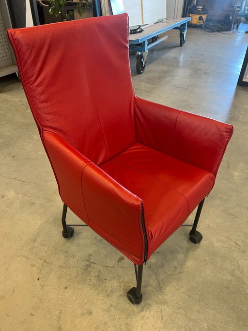 4 fauteuils Montis Chaplin en cuir rouge avec roulettes pivotantes