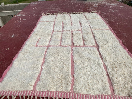 Image 1 of Beni Ourain tapijt 246x160 cm – Crème & roze geometrisch Marokkaans wollen tapijt – Handgemaakt Berber tapijt