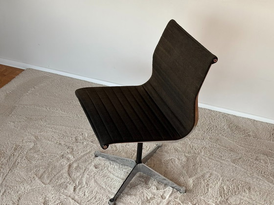 Image 1 of Chaise en aluminium modèle EA 105, conçue par Eames pour Herman Miller, années 1970