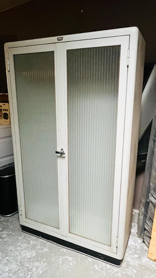 Metalen dokterskast, bureau en kastje, '60
