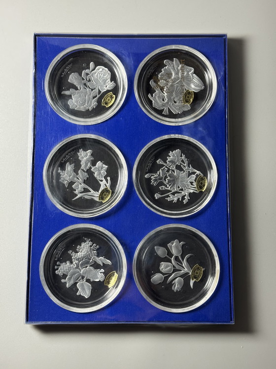 Image 1 of Coffret de 6 sous-verres en cristal Val Saint Lambert « Fleurs » – Motifs floraux – Style années 1950 – En boîte