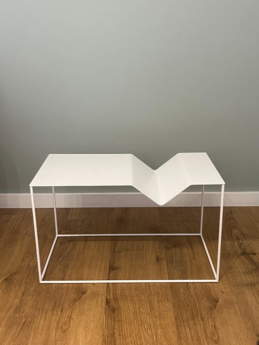 Moderne witte geometrische bijzettafel - uniek designerstuk