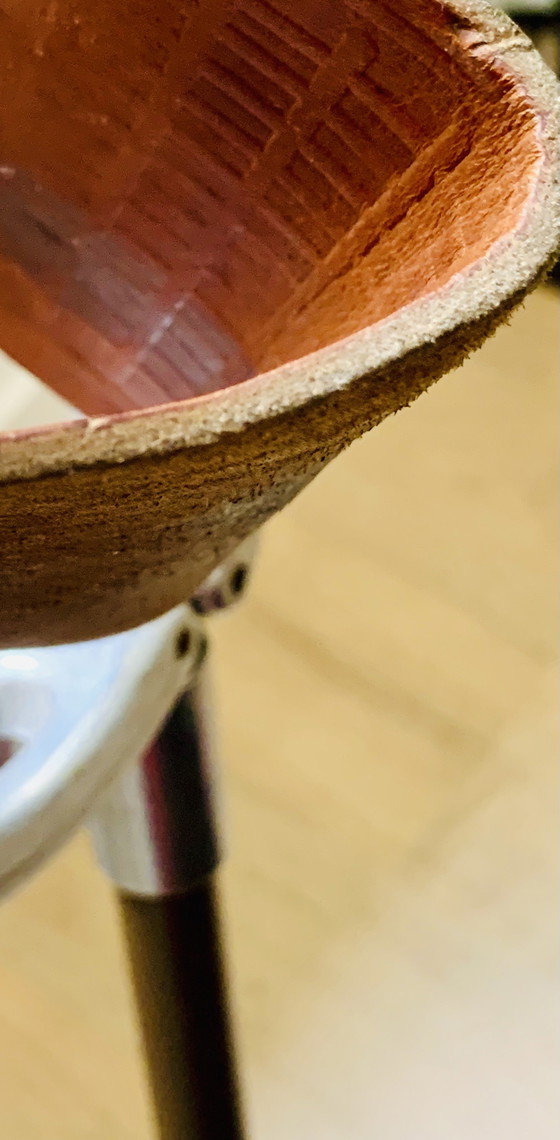 Sedile a Bastone Antico, Cuoio Goffrato Intrecciato e Rivetti in Ottone – Oggetti decorativi, Wood, Leather (photo 11 of 15)