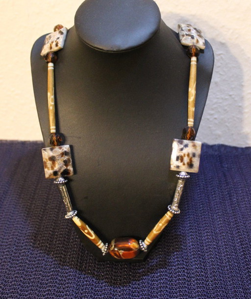 Handgemaakte statementketting met grote blokken in luipaardprint – gegarandeerd een blikvanger.