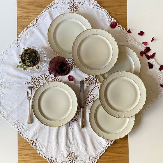 Image 1 of Set van 6 antieke gebroken witte porseleinen dinerborden met gouden rand, Limoges ULIM