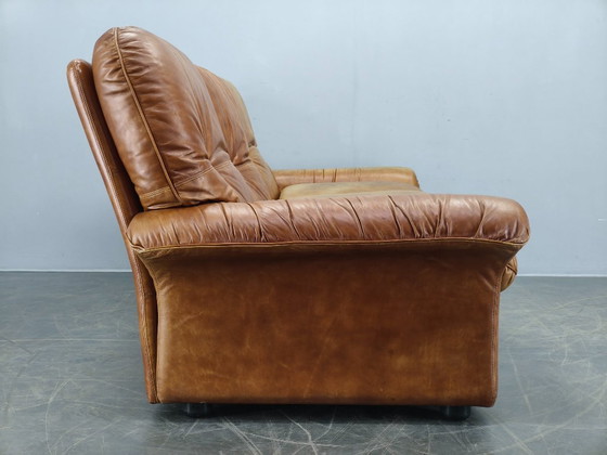 Image 1 of Arcon Italia driezitsbank uit de jaren 70, bekleed met cognacbruin buffelleer.