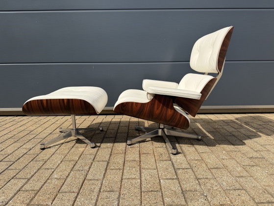 Image 1 of Poltrona lounge originale Vitra Eames + poggiapiedi Santos in palissandro e pelle bianca 10/10