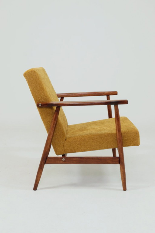 Poltrona vintage modello B-7727, tessuto giallo oro, restaurata, Polonia, anni '70