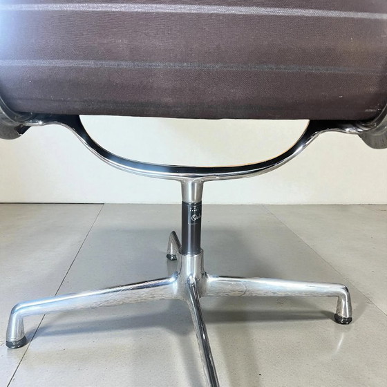 Image 1 of Original Vintage Vitra EA 105 hergestellt 1986. Ray und Charles Eams Drehstuhl mit dunkel braunem Lederbezug und Label