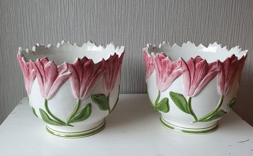 Set of 2 ceramic flower pots with tulip decoration