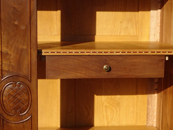 Image 1 of Armadio in noce massello in stile Luigi XV