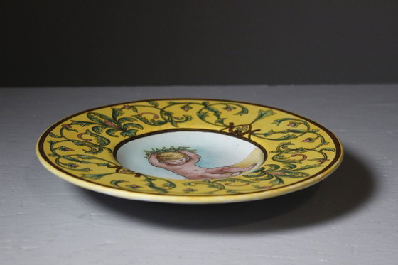 Vecchio piatto decorativo in maiolica con decoro bambino e corona d'alloro, firmato – Oggetti decorativi (photo 8 of 8)