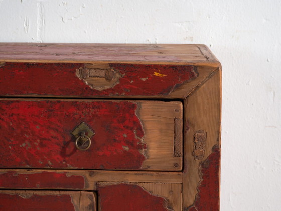 Antikes Sideboard aus Kiefernholz mit originaler roter Farbe – China, circa 1920 – Buffetschränke, Rustic (photo 33 of 40)