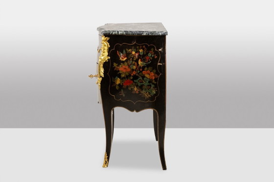 Image 1 of Commode sauteuse de style Louis XV en laque. Années 1950.