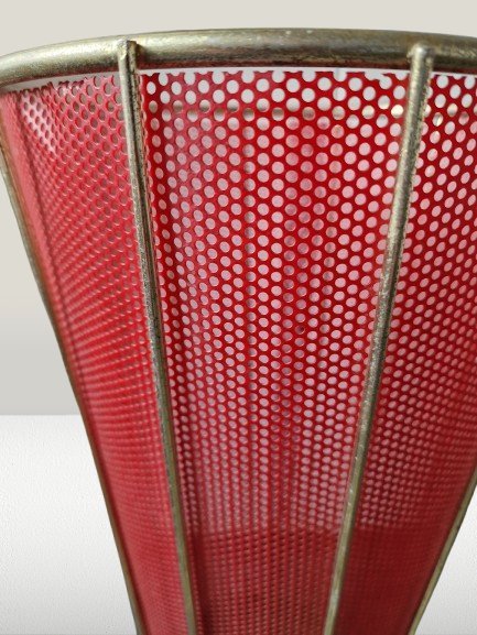 Image 1 of vintage parapluhouder uit de jaren 50 in de stijl van Matégot, met een messing frame en rood geperforeerd metaal.