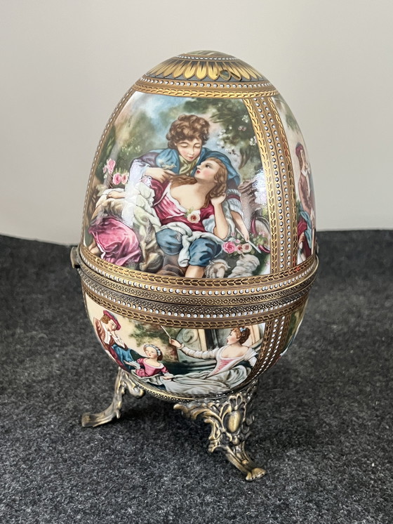 Image 1 of Großes Limoges-Ei mit Fuß und Messingbeschlägen