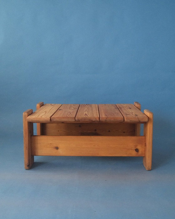 Image 1 of Tavolino brutalista in pino massello (versione più piccola)