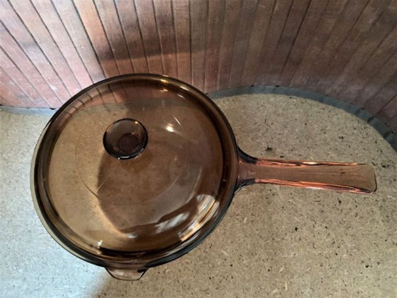 Image 1 of Steelpan van 1,5 liter met dik amberkleurig glazen deksel, Vision Corning Frankrijk