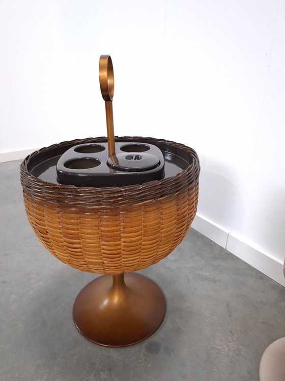 Image 1 of Bar portátil, vinoteca con ratán y plástico.