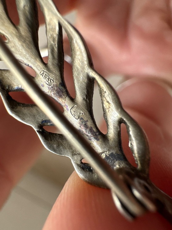 Image 1 of Broche vintage A835 en argent belge, ornée de pierres, représentant une feuille.