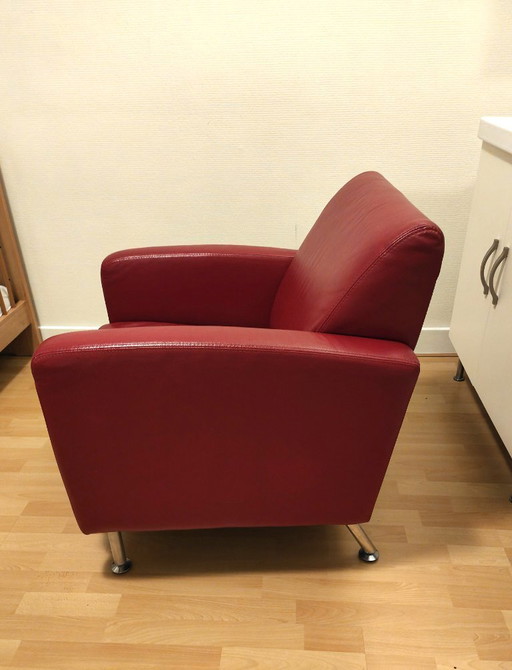 Poltrona di design realizzata interamente in pelle rossa