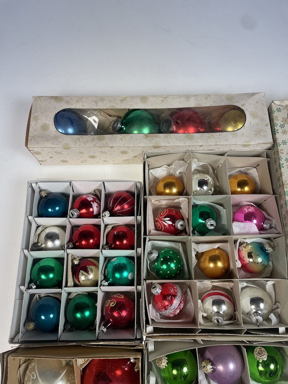 Image 1 of Grand lot de plus de 340 boules de Noël anciennes en verre.