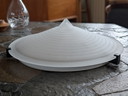 Lampadario vintage di grandi dimensioni in vetro opalino con paralume conico, anni '90.