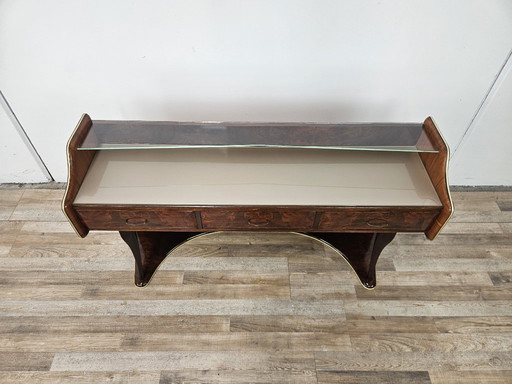 Tocador de madera de raíz con estante doble de cristal.