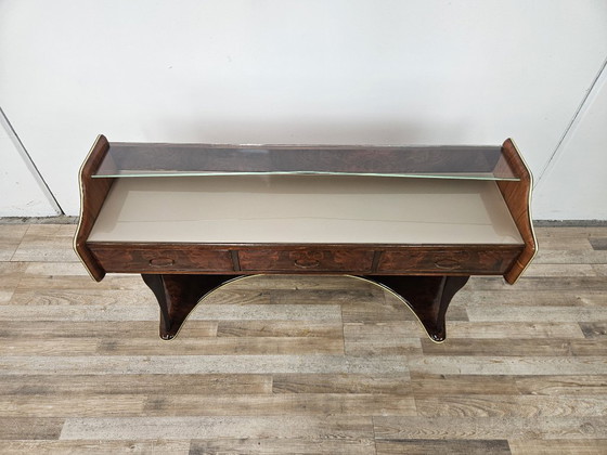 Image 1 of Tocador de madera de raíz con estante doble de cristal.