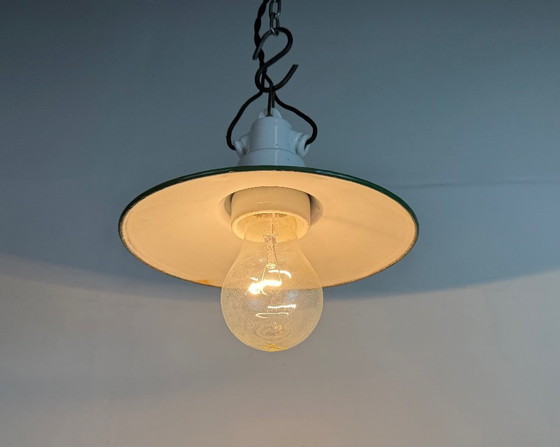 Image 1 of Industriële groene emaille hanglamp, jaren 50